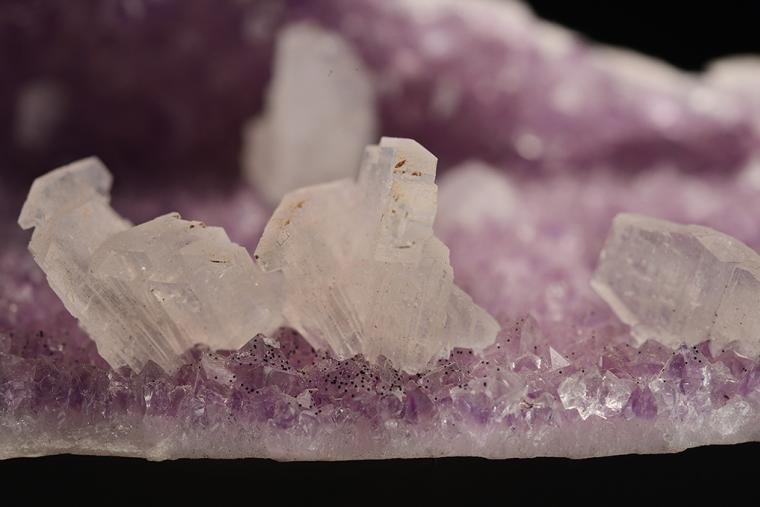 EPISTILBITE on QUARTZ var. Amethyst